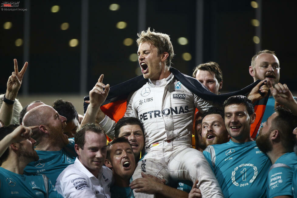 ... nach dem Saisonfinale in Abu Dhabi steht er zum ersten und einzigen Mal als Formel-1-Weltmeister fest. Direkt nach dem WM-Titelgewinn tritt er zurück.