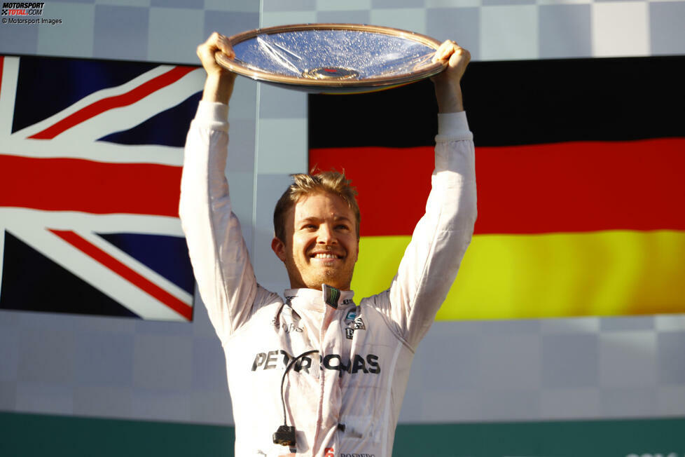 2016: Nico Rosberg reckt den Siegerpokal nach dem Australien-Grand-Prix, und ...