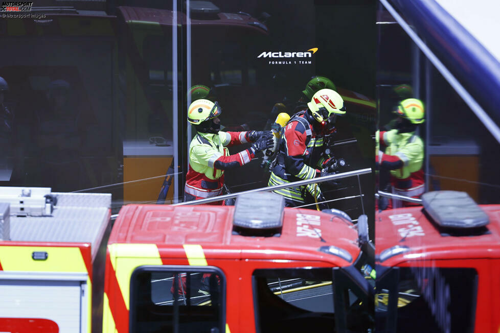 Vor der Feuerwehr hatte Pirelli-Manager Mario Isola selbst mit angepackt und Feuerlöscher geholt.