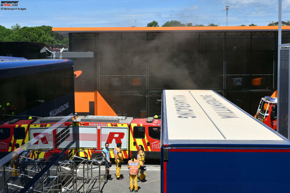 Schrecksekunde bei McLaren: Kurz vor dem dritten Training raucht es aus dem Motorhome von McLaren.