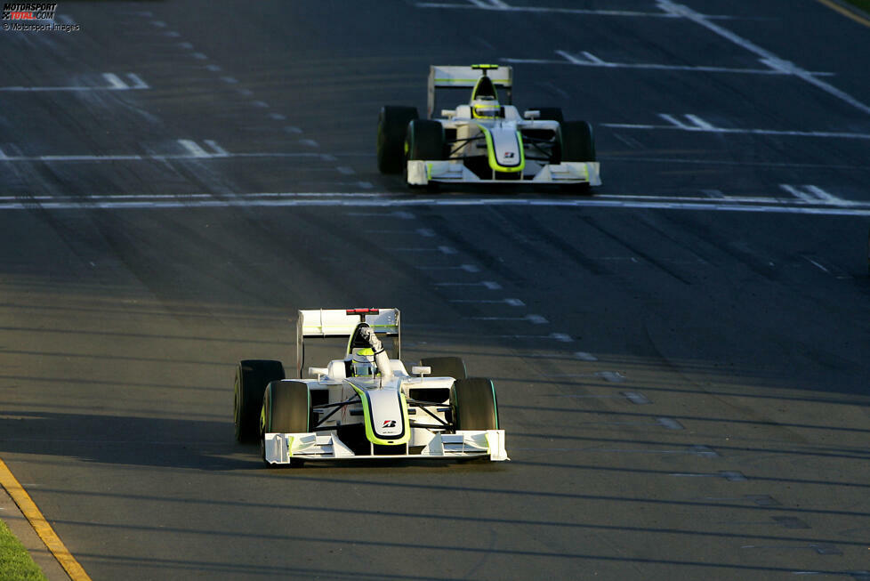 4 Doppelsiege: Brawn - Im einzigen Jahr des Bestehens und nach bangen Momenten in der Winterpause nach dem Honda-Ausstieg steigt Brawn beim Formel-1-Auftakt 2009 wie Phönix aus der Asche und schafft den Doppelsieg durch Jenson Button und Rubens Barrichello. Das gelingt noch drei Mal. Und am Ende holt Brawn beide Titel!