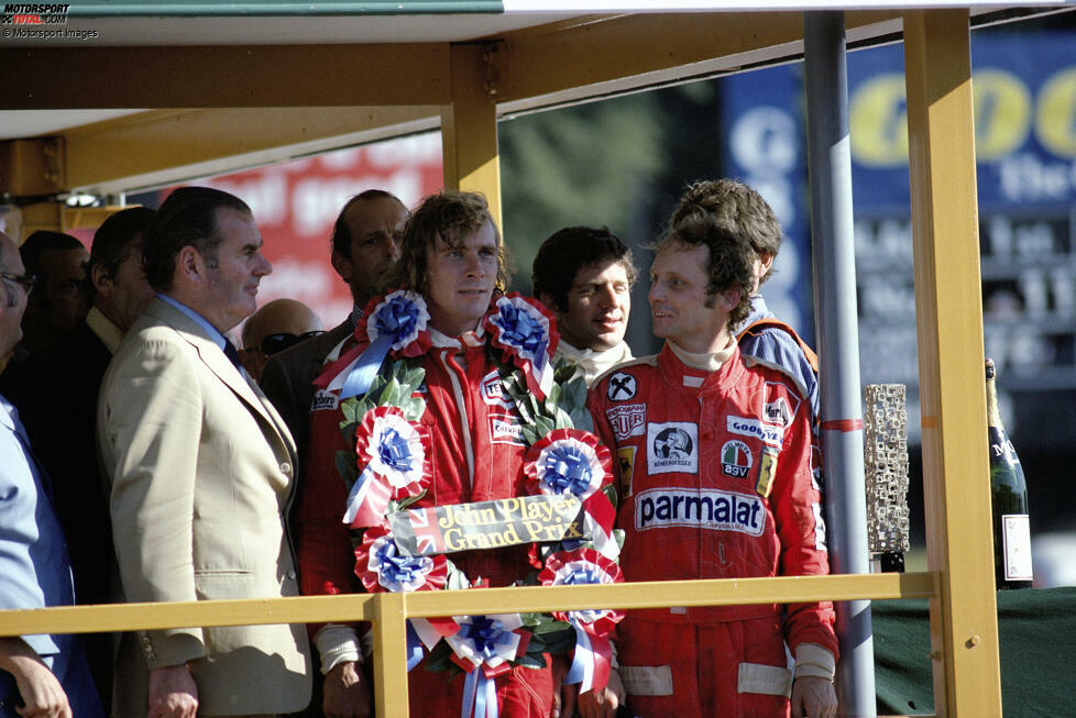 ... Hunt wird für das nicht korrekte Zurückfahren an die Box disqualifiziert. Der Sieg geht deshalb an Hunts WM-Rivalen Niki Lauda im Ferrari, der eigentlich P2 belegt hatte.