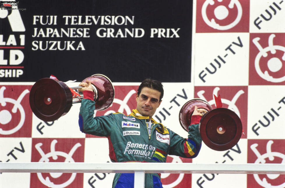 ... stemmt am Ende Alessandro Nannini den Siegerpokal in die Höhe. Der Grund: Senna werden die Hilfe der Sportwarte und das Abkürzen in der Schikane negativ angelastet, er fliegt aus der Wertung. Und Nannini jubelt so nur einmal: Es bleibt sein einziger Grand-Prix-Sieg.