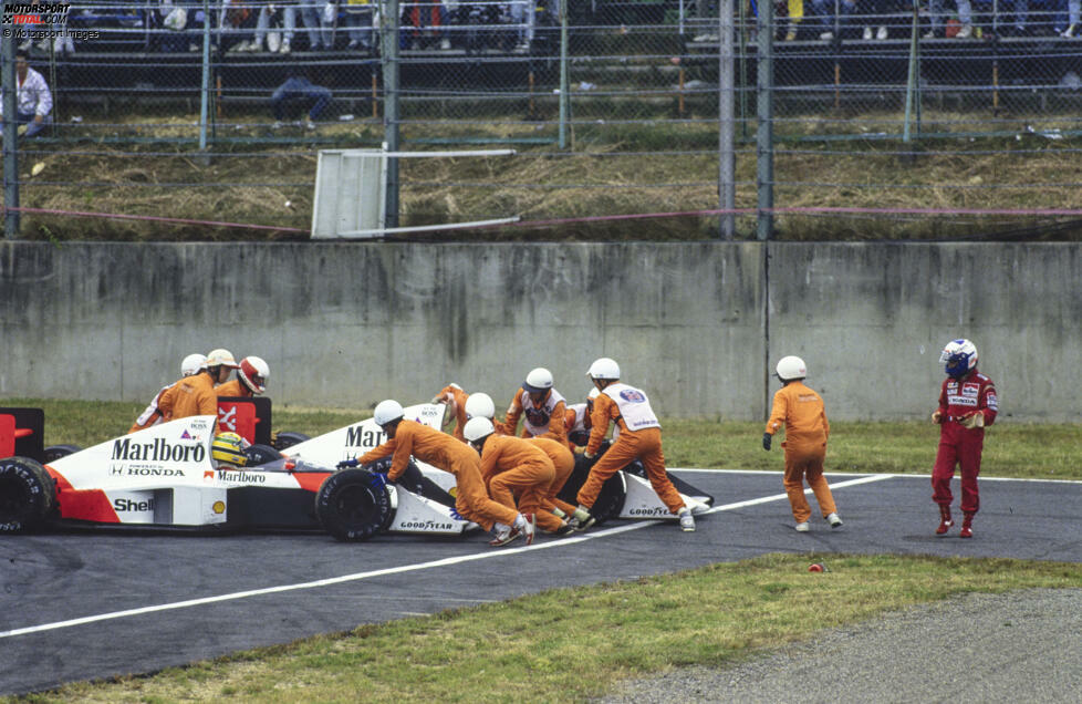 1989: Beim Japan-Grand-Prix in Suzuka kollidieren die McLaren-Fahrer Alain Prost und Ayrton Senna im Duell um die Führung. Prost ist sofort raus aus dem Rennen, aber Senna wird von Sportwarten angeschoben, kürzt ab in der Schikane und macht weiter. Obwohl Senna das Ziel als Erster sieht, ...