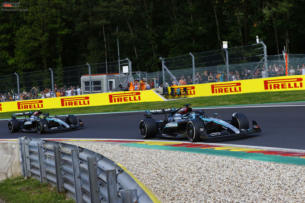 ... sein Mercedes-Teamkollege Lewis Hamilton - auf der Strecke nur um eine halbe Sekunde geschlagen - bekommt nachträglich den Sieg zugesprochen. Es ist der 105. Erfolg seiner Formel-1-Karriere.