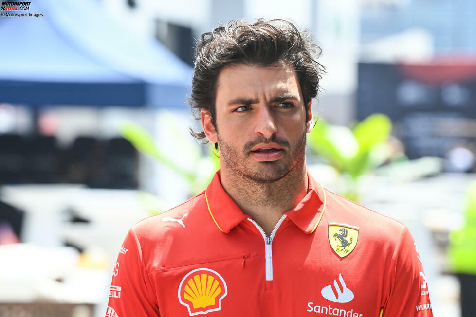 Saudi-Arabien 2024: Ferrari-Stammfahrer Carlos Sainz fühlt sich unwohl. Nach dem ersten Trainingstag stellt sich heraus: Blinddarm! Er wird umgehend operiert und fällt aus für das restliche Wochenende, sodass ...