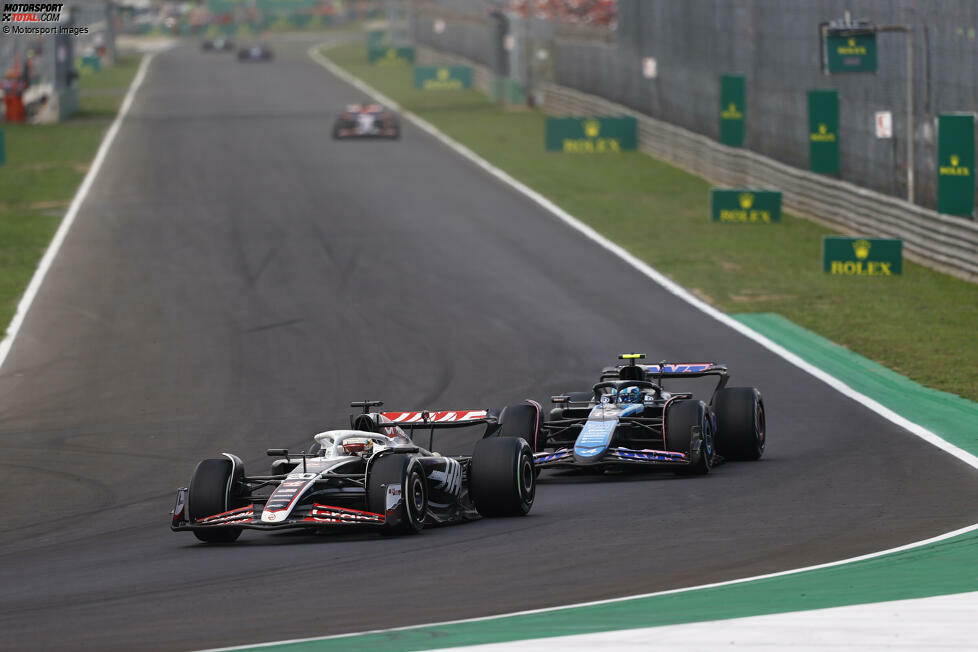 Aserbaidschan 2024: Weil sich Magnussen in Monza im Zweikampf mit Pierre Gasly eine Strafe einfängt, muss er beim Rennen in Baku zuschauen. Für den Dänen war es nämlich bereits der zwölfte Strafpunkt, womit er der erste Pilot seit Einführung ist, der dadurch gesperrt wird. Sein Ersatz ist schnell gefunden ...