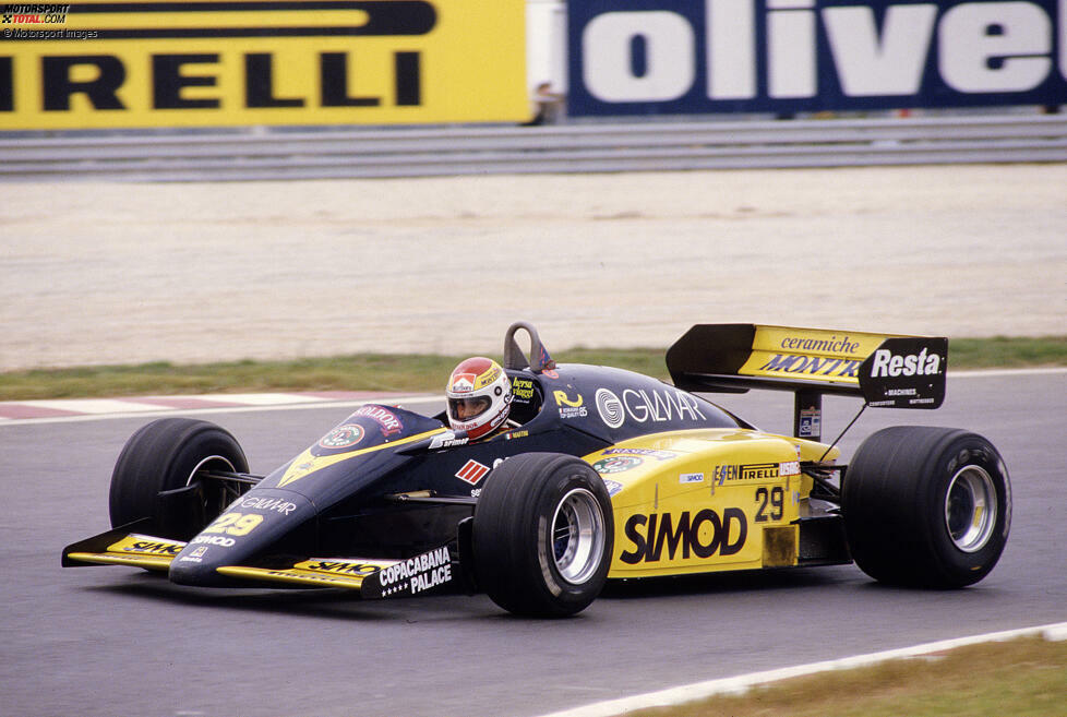 ... beim Minardi M185 aus der Saison 1985. Das klassische Hinterbänkler-Team wird gut 20 Jahre später von Red Bull aufgekauft und zunächst als Toro Rosso, dann als AlphaTauri und schließlich als Racing Bulls weitergeführt.