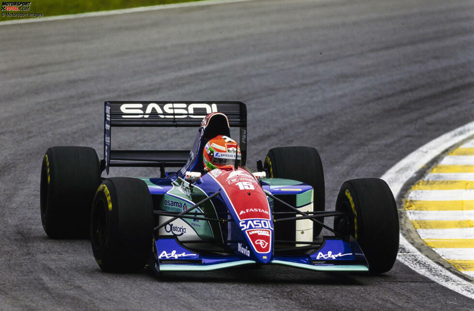 Irvine wird in Sao Paulo als Auslöser für einen großen Crash ausgemacht und mit einer Rennsperre belegt. Jordan geht in Berufung - und verliert. Irvine muss deshalb gleich bei drei Grands Prix pausieren!