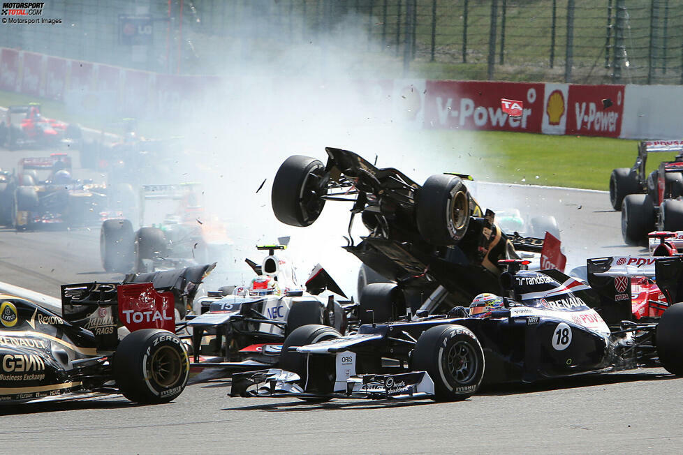 Grosjean löst 2012 in Spa diesen Startcrash aus, in den mit Alonso und Hamilton zwei WM-Titelkandidaten verwickelt werden. Die FIA greift durch und sperrt Grosjean für ein Rennen, entwickelt im Anschluss das Strafpunkte-System, das 2024 erstmals einem Fahrer zum Verhängnis wird - Magnussen.