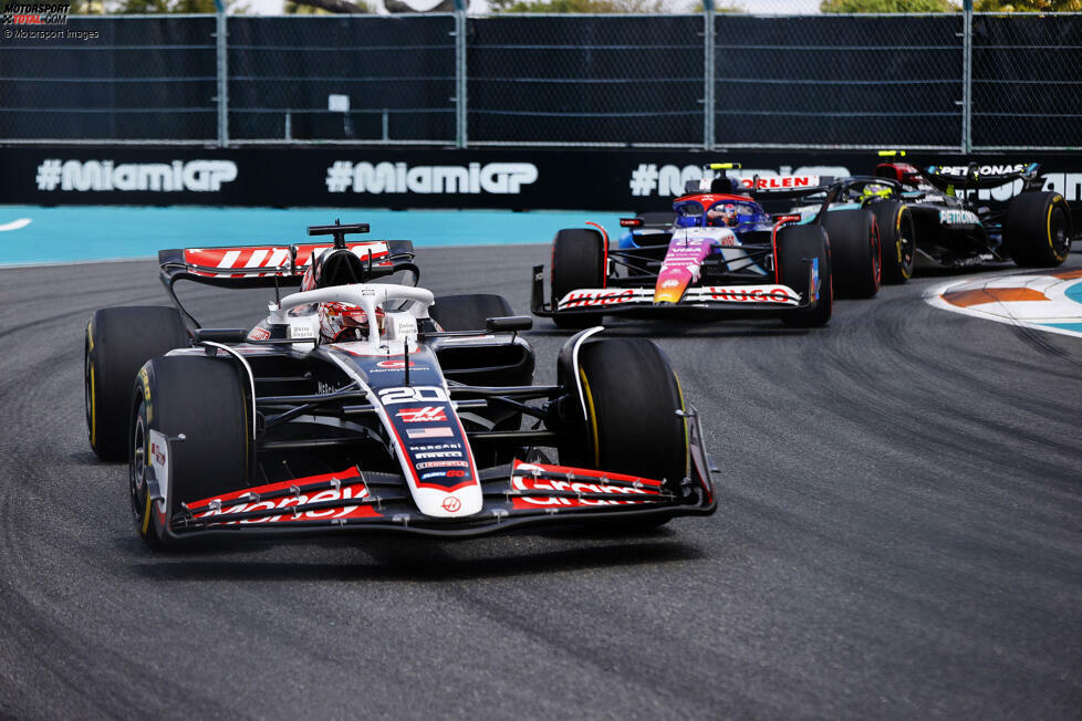 Über zwölf Monate hinweg sammelt Magnussen zwölf Strafpunkte, und das zieht automatisch eine Rennsperre nach sich. Eine Kollision in Monza lässt ihn die erforderliche Schwelle erreichen, womit er in Baku nicht mitfahren darf. Statt ihm sitzt Ferrari-Junior Oliver Bearman hinterm Lenkrad.