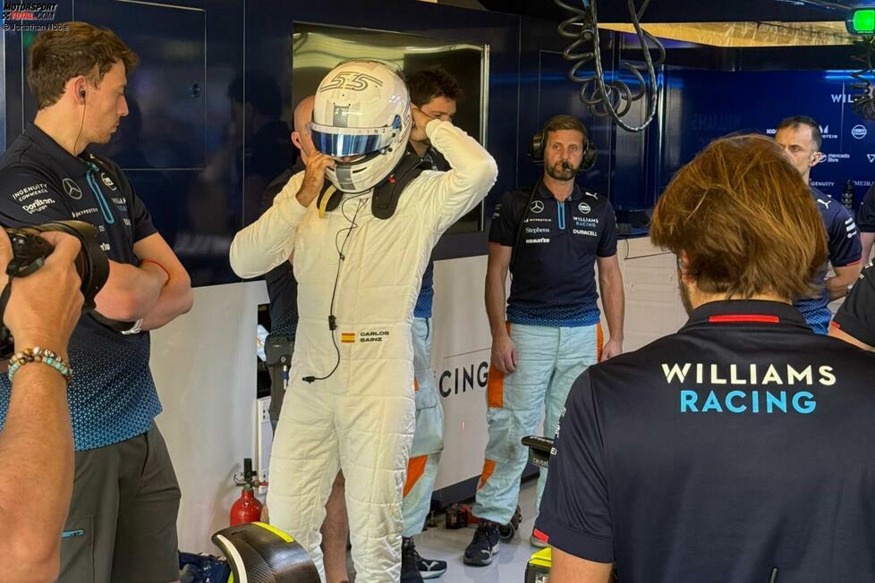 Carlos Sainz ganz in Weiß: Bei seinem ersten Auftritt für sein neues Team Williams muss er in neutralem Outfit ohne Sponsoren antreten.