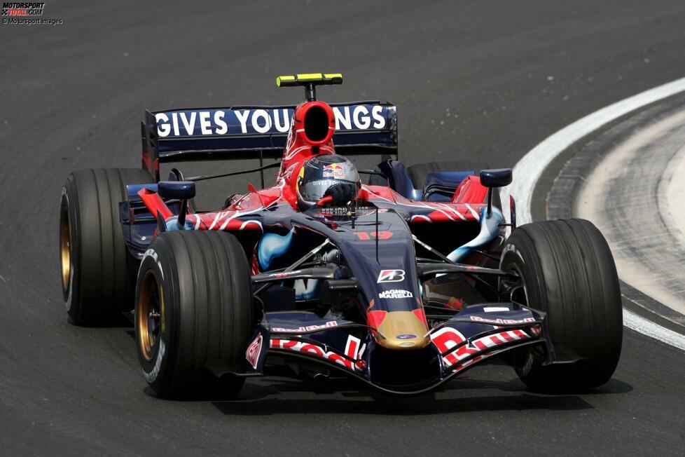 ... steigt Vettel zum Stammfahrer auf, aber bei Red-Bull-Team Toro Rosso, wo Vettel ebenfalls zum Nachwuchskader gehört. Schon 2008 gewinnt der Deutsche zum ersten Mal, noch für Toro Rosso. Ab 2010 holt er für Red Bull vier WM-Titel in Folge.