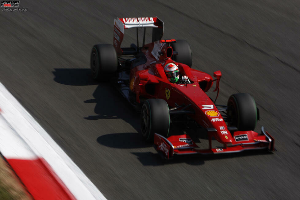... bald darauf ist Fisichella selbst Ferrari-Fahrer: als Ersatz für den verletzten Felipe Massa. Punkte holt er nicht in Rot, dafür kriegt er eine Festanstellung nach der Formel-1-Karriere als Sportwagen-Fahrer für die Scuderia.