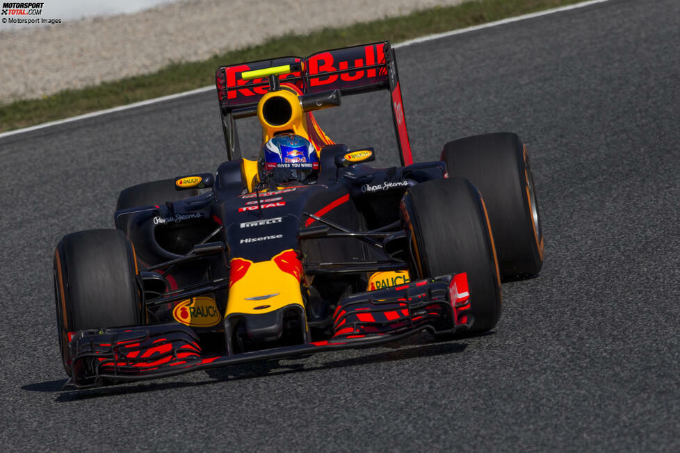 ... Daniil Kwjat sein Red-Bull-Cockpit, Verstappen rückt nach - und gewinnt gleich sein erstes Rennen im neuen Team, weil sich die Mercedes-Fahrer Hamilton und Rosberg gegenseitig rauskegeln! Verstappen bleibt anschließend bei Red Bull und wird 2021 erstmals Weltmeister.