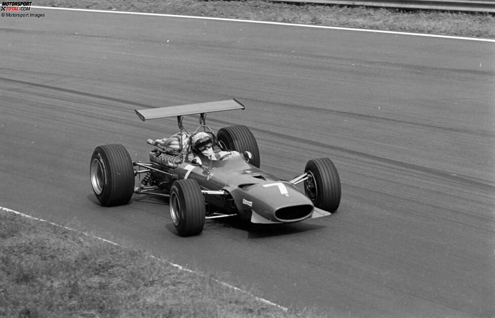 Derek Bell bestreitet sein erstes Formel-1-Rennen für Ferrari, sitzt danach noch einmal in einem roten Auto. Weitere 14 Grands Prix fährt er für andere Teams, macht sich aber vor allem als Sportwagen-Fahrer einen Namen.