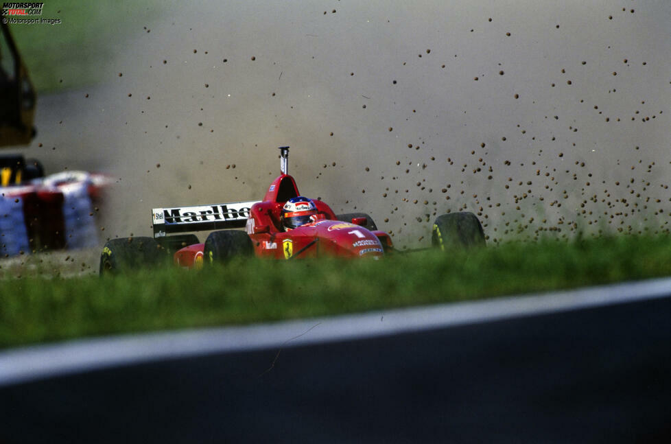 Nach zwei WM-Titeln mit Benetton kommt Michael Schumacher als neue Titelhoffnung zu Ferrari. Doch die Debütsaison 1996 mit etlichen Pleiten und Pannen lässt bei Schumacher Zweifel aufkommen. Dann aber ...