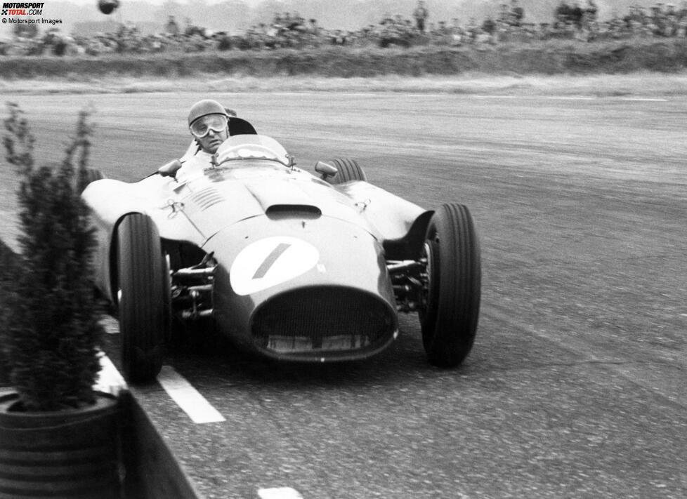 Als dreimaliger Formel-1-Weltmeister stößt Juan Manuel Fangio nach zwei Jahren bei Mercedes zu Ferrari. Er ist der amtierende Champion und fährt nur 1956 für das Team aus Maranello, aber ...