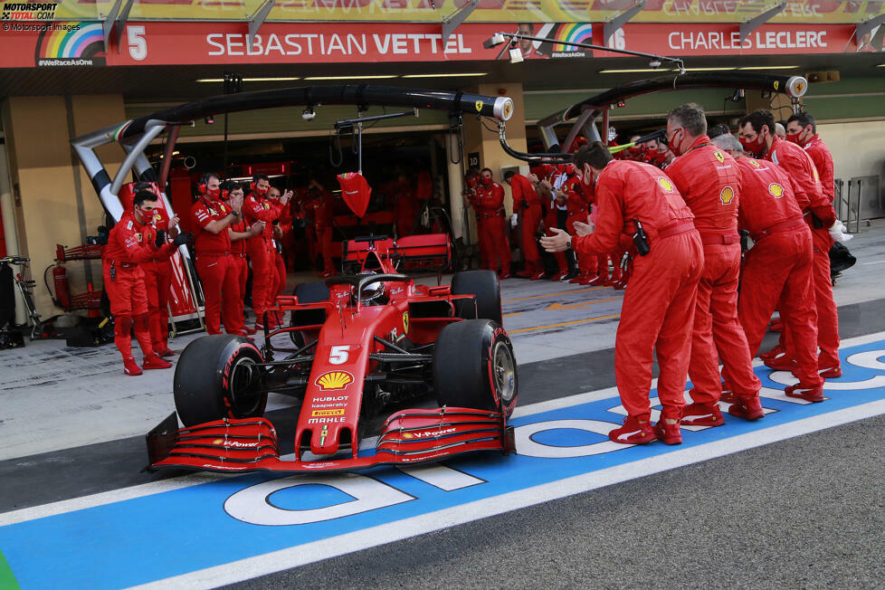 ... schwingt sich Vettel 2017 und 2018 tatsächlich zum Titelkandidaten auf, doch zur WM mit Ferrari reicht es nicht. 2020 wird Vettel nach insgesamt 14 Ferrari-Siegen vom Team vor die Tür gesetzt, die Mechaniker spenden Applaus vor dem letzten Rennen.