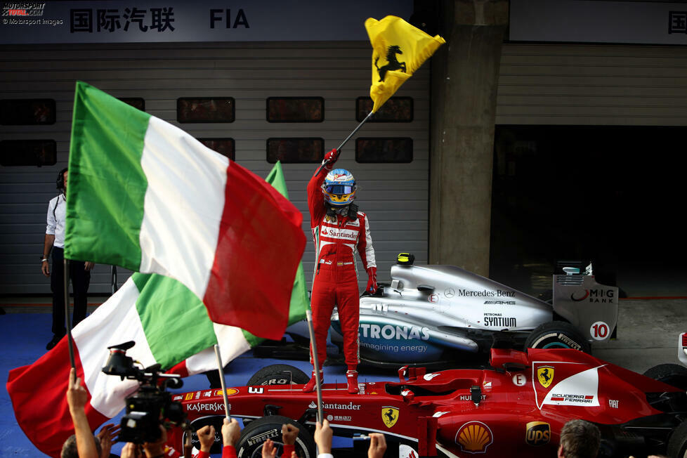 2010 tritt Fernando Alonso die Nachfolge von Räikkönen bei Ferrari an, und er verfolgt das gleiche Ziel. Es gibt Parallelen: Auch Alonso siegt gleich beim Ferrari-Debüt in Bahrain, mit vier weiteren Erfolgen wird er WM-Zweiter hinter Sebastian Vettel im Red Bull. Bis ...