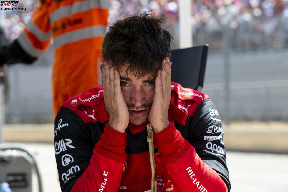 ... stolpert Leclerc immer wieder über sich selbst und über große und kleine Pannen bei Ferrari, sodass er mitunter entnervt wirkt. Dennoch verlängert Leclerc seinen Ferrari-Vertrag vor der Saison 2024 vorzeitig um mehrere Jahre. Da kann also noch was kommen ...