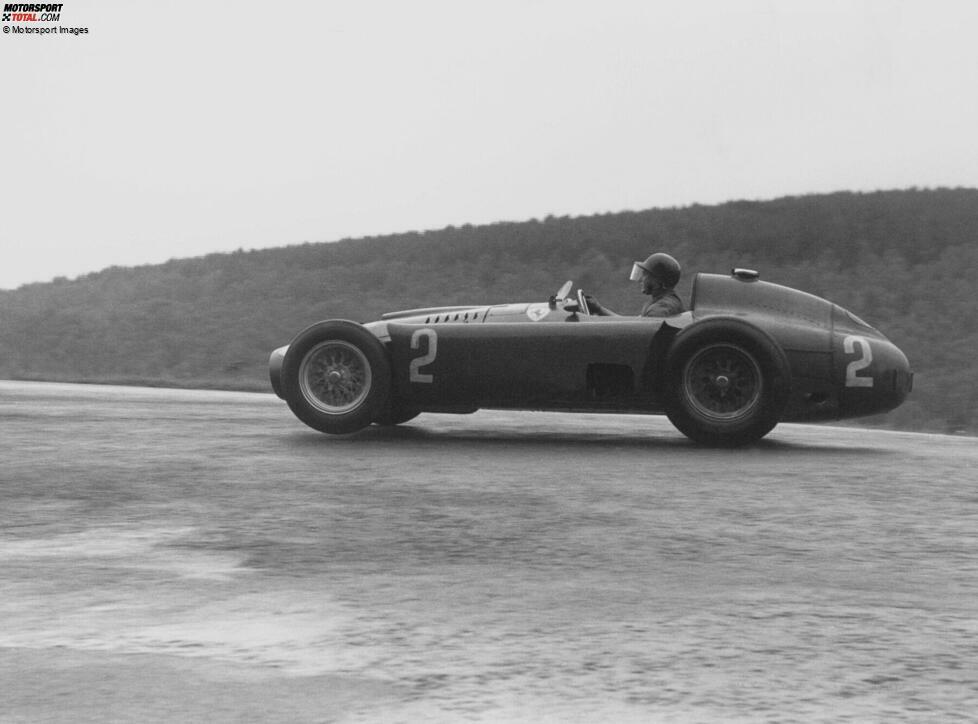 ... tut das höchst erfolgreich: Auf dem Weg zum vierten Titel bestreitet Fangio sieben Grands Prix für Ferrari. Drei gewinnt er, zweimal wird er Zweiter. Und am Jahresende verlässt er Ferrari als alter und neuer Weltmeister und wechselt zurück zu Maserati.