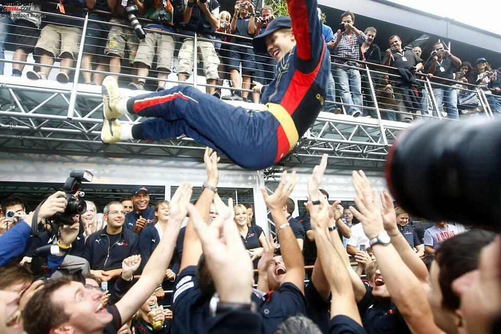 7. Sebastian Vettel (11 Jahre, 8 Tage): Diese Szene dürfte wohl kaum ein Deutscher vergessen haben. Der sensationelle Sieg im Regen von Monza 2008 war der Startschuss für eine große Karriere des viermaligen Weltmeisters, der vor allem mit Red Bull zwischen 2010 und 2013 eine Ära prägen sollte.