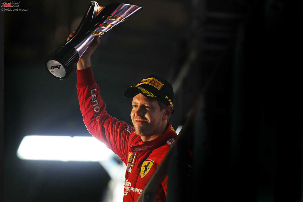 Seine Zeit bei Ferrari war leider nicht so erfolgreich, wie er es sich gewünscht hätte, denn ein weiterer WM-Titel blieb ihm verwehrt. Spätestens mit der Ankunft von Charles Leclerc wurde die Wachablösung eingeleitet und Vettels letzter seiner 53 Siege kam 2019 beim Großen Preis von Singapur.
