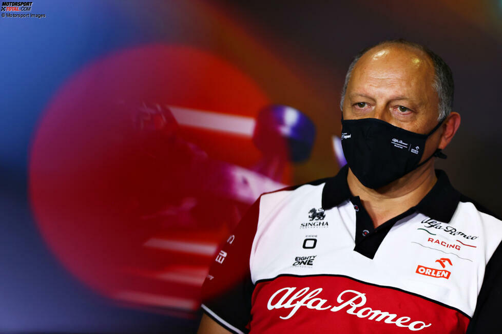 Auch Frederic Vasseur posiert 2021 noch in anderen Farben, als Teamchef von Sauber. 2023 wechselt er als Teamchef zu Ferrari. Er ist damit einer von acht Teamchefs, die ...