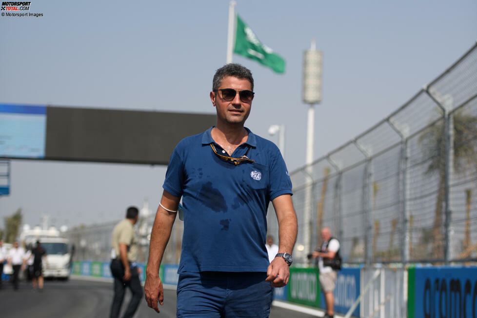 Michael Masi ist bis Ende 2021 der Rennleiter in der Formel 1. Nach dem umstrittenen Finalrennen in Abu Dhabi zieht ihn der Automobil-Weltverband (FIA) von dieser Position ab, später verlässt Masi die FIA komplett. Seine Nachfolge treten zunächst zwei Kollegen an, inzwischen ist es nur noch Niels Wittich.