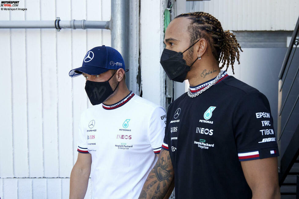Valtteri Bottas ist 2021 noch der Mercedes-Teamkollege von Lewis Hamilton. Mittlerweile fährt er bei Sauber und George Russell hat seine Nachfolge bei Mercedes angetreten.