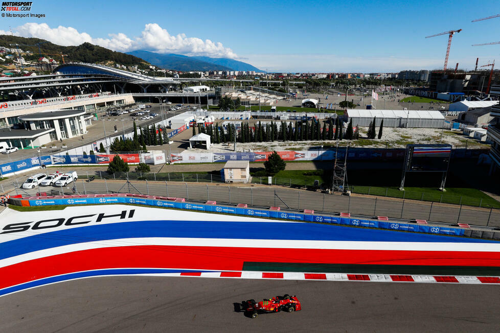 2021 firmiert Russland zum vorerst letzten Mal im Formel-1-Kalender. Nach der russischen Invasion in der Ukraine fliegt der Grand Prix in Sotschi raus. Gefahren wird 2021 außerdem in Portugal, Frankreich und in der Türkei, die inzwischen nicht mehr dabei sind.