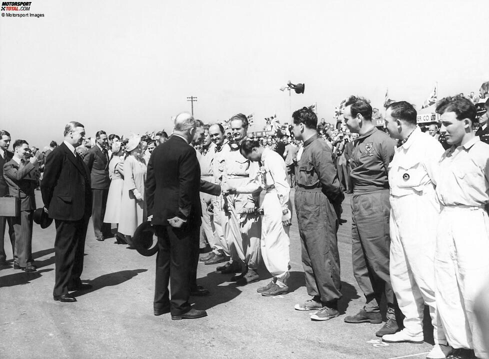 König George VI. lässt es sich nicht nehmen, die Teilnehmer des ersten WM-Laufs der Formel-1-Geschichte persönlich zu begrüßen. Der Grand Prix findet an einem Samstag statt - um die königliche Sonntagsruhe nicht zu stören! Es gewinnt Giuseppe Farina auf Alfa Romeo, der spätere Weltmeister.