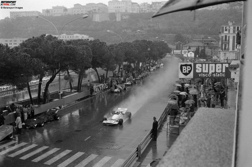 Zum letzten Mal befährt die Formel 1 den Circuit de Monaco in seiner ursprünglichen Form ohne permanente Boxengasse. Eine eben solche wird erst für das Rennen 1972 eingerichtet. 1971 gewinnt Jackie Stewart im Tyrrell überlegen auf dem Weg zum zweiten WM-Titel.