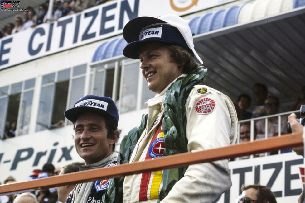 Das Jubiläumsrennen wird erst in der letzten Runde entschieden: Ronnie Peterson im Lotus geht noch an Patrick Depailler im Tyrrell vorbei. Der Abstand im Ziel beträgt nur 0,466 Sekunden!