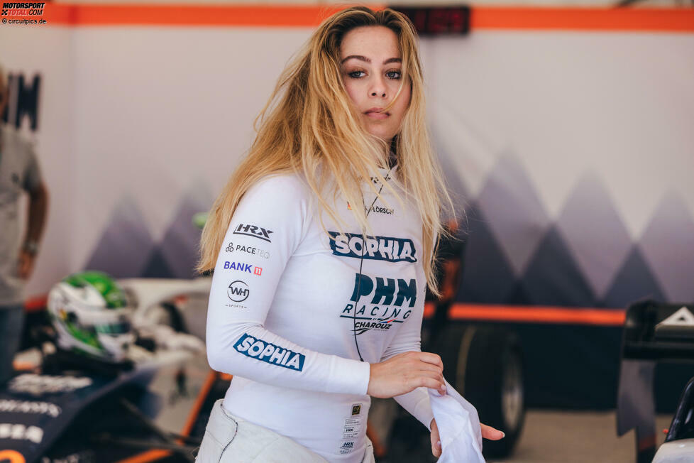 Sophia Flörsch gehört ebenfalls zum Nachwuchsprogramm von Alpine und fährt wie ihre Kollegen Gabriele Mini und Nikola Zolow in der Formel 3, wo sie von PHM zum Team Van Amersfoort gewechselt ist.