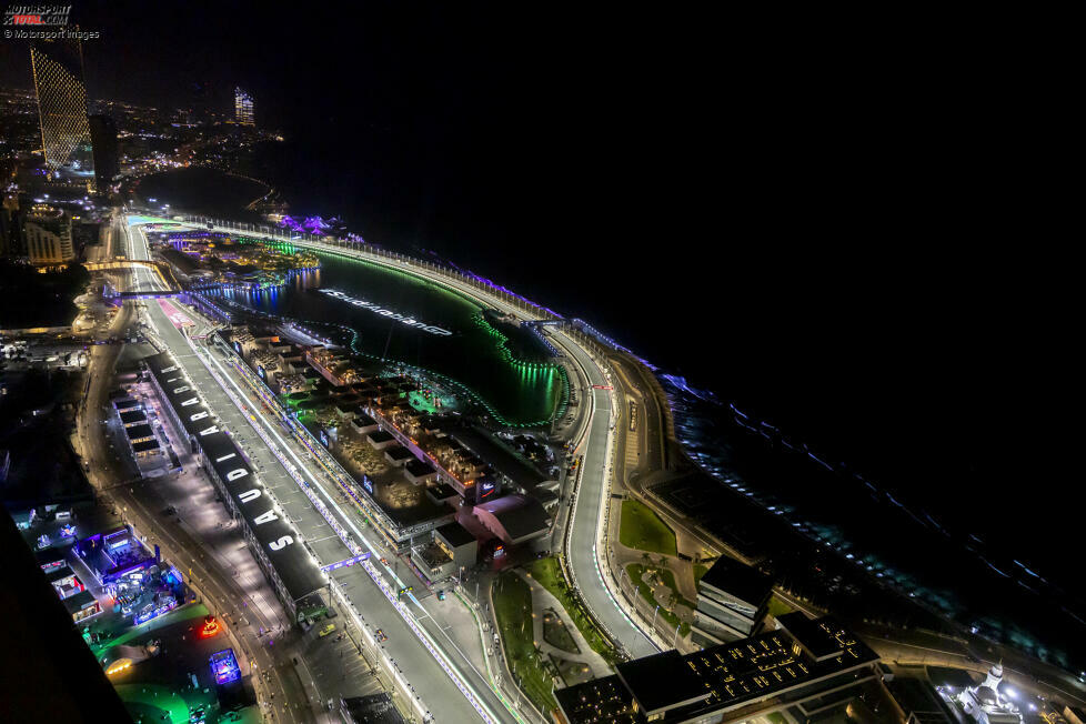 5. Dschidda, Saudi-Arabien (20. April 2025) - Zum bereits fünften Mal findet ein Rennen auf dem 2021 in letzter Minute fertiggestellten Kurs statt. Damals noch als vorletztes Saisonrennen wurde der Lauf ein Jahr später bereits als zweites Saisonrennen ausgetragen, rutscht diesmal aber ein wenig nach hinten.