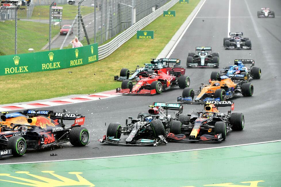 11. Ungarn 2021: Valtteri Bottas (Mercedes) spielt Bowling und kegelt am Start auf nasser Piste zahlreiche Konkurrenten ins Aus, darunter die beiden Red Bulls von Max Verstappen und Sergio Perez sowie Lando Norris (McLaren). Hinten kollidieren zudem Lance Stroll (Aston Martin), Charles Leclerc (Ferrari) und Daniel Ricciardo (McLaren).