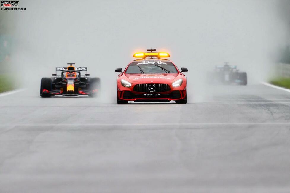 12. Belgien 2021: Die Fans in Spa warten vergebens auf einen echten Fahrbetrieb auf der Strecke. Nach langer Warterei und einigen Versuchen hinter dem Safety-Car wird das Rennen aufgrund der widrigen Bedingungen abgebrochen.