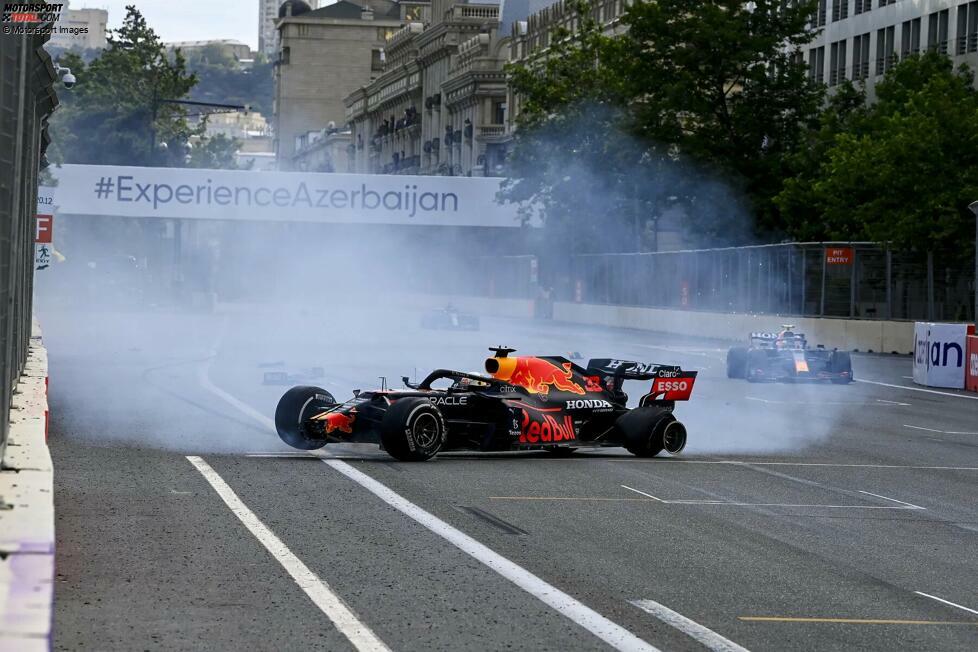 15. Aserbaidschan 2021: Ein Reifenschaden auf Start-Ziel reißt Max Verstappen aus allen Siegträumen in Baku. Das Rennen wird mit zwei noch zu fahrenden Runden wieder mit einem stehenden Start aufgenommen, bei dem Lewis Hamilton in der Auslaufzone landet und ebenfalls ohne Puntke bleibt.