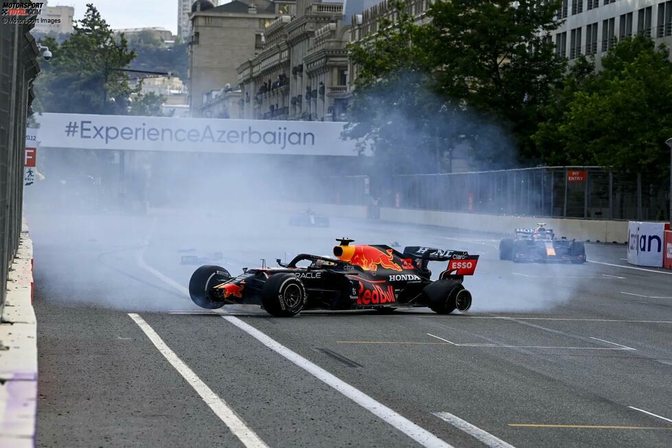 13. Aserbaidschan 2021: Ein Reifenschaden auf Start-Ziel reißt Max Verstappen aus allen Siegträumen in Baku. Das Rennen wird mit zwei noch zu fahrenden Runden wieder mit einem stehenden Start aufgenommen, bei dem Lewis Hamilton in der Auslaufzone landet und ebenfalls ohne Puntke bleibt.