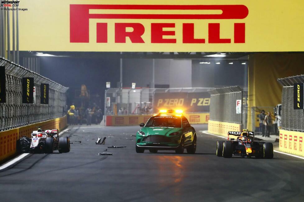 11. Saudi-Arabien 2021: Mick löst auch bei der Formel-1-Premiere in Dschidda in Runde 13 eine rote Flagge aus. Es ist aber nicht die einzige, denn gleich beim Neustart gibt es eine Massenkarambolage mit Charles Leclerc (Ferrari), Sergio Perez (Red Bull), George Russell (Williams) und Nikita Masepin (Haas) - und wieder Rot.