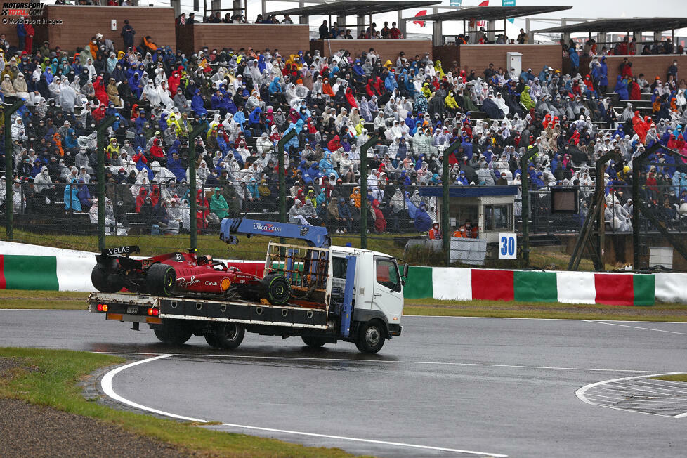 8. Japan 2022: Das Rennen in Suzuka beginnt im strömenden Regen und findet schnell ein Opfer. Carlos Sainz verliert sein Auto in der schnellen Kurve 12 außer Kontrolle und schlägt in die Streckenbegrenzung ein. Der Ferrari-Pilot hat Glück, dass ihn bei schlechter Sicht kein anderer Fahrer trifft, als er auf der Strecke liegen bleibt.
