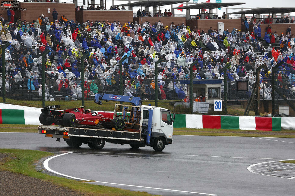 6. Japan 2022: Das Rennen in Suzuka beginnt im strömenden Regen und findet schnell ein Opfer. Carlos Sainz verliert sein Auto in der schnellen Kurve 12 außer Kontrolle und schlägt in die Streckenbegrenzung ein. Der Ferrari-Pilot hat Glück, dass ihn bei schlechter Sicht kein anderer Fahrer trifft, als er auf der Strecke liegen bleibt.