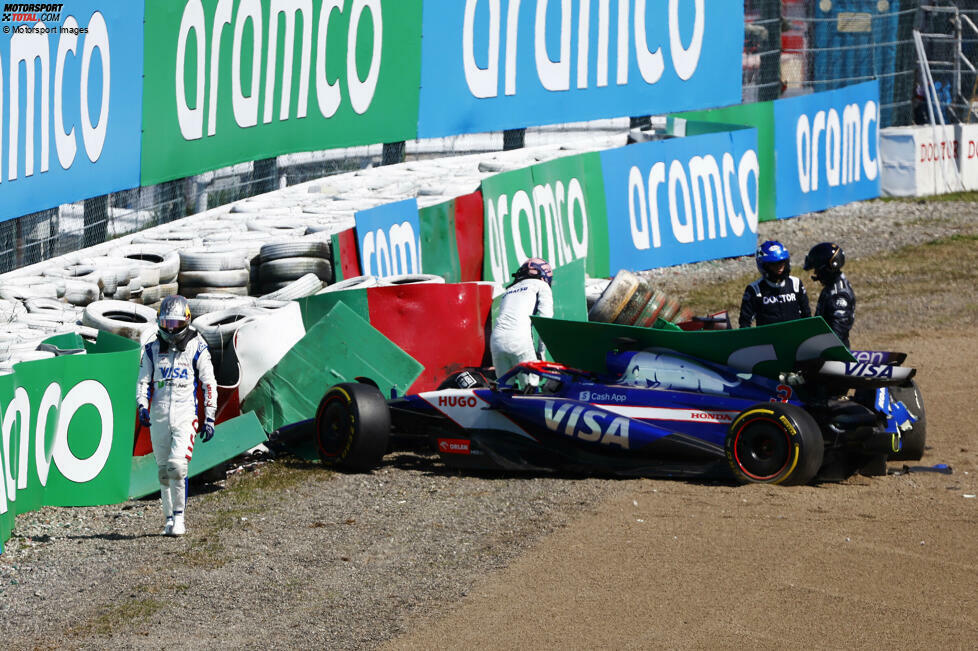 3. Japan 2024: In der ersten Runde des Rennens von Suzuka kollidieren Daniel Ricciardo (Racing Bulls) und Alexander Albon (Williams) in Kurve 3 miteinander. Albon wird dabei unter den Reifenstapeln begraben, sodass die Streckenbegrenzung erst einmal repariert werden muss.