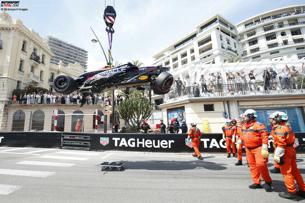 2. Monaco 2024: Gleich nach dem Start kommt es auf dem Weg zum Casino hoch zu einer Kollision zwischen Kevin Magnussen (Haas) und Sergio Perez (Red Bull), die sich bei Vollspeed verhaken. Perez dreht sich und räumt auch Nico Hülkenberg (Haas) mit ab. Vor allem der Red Bull ist danach Kernschrott.