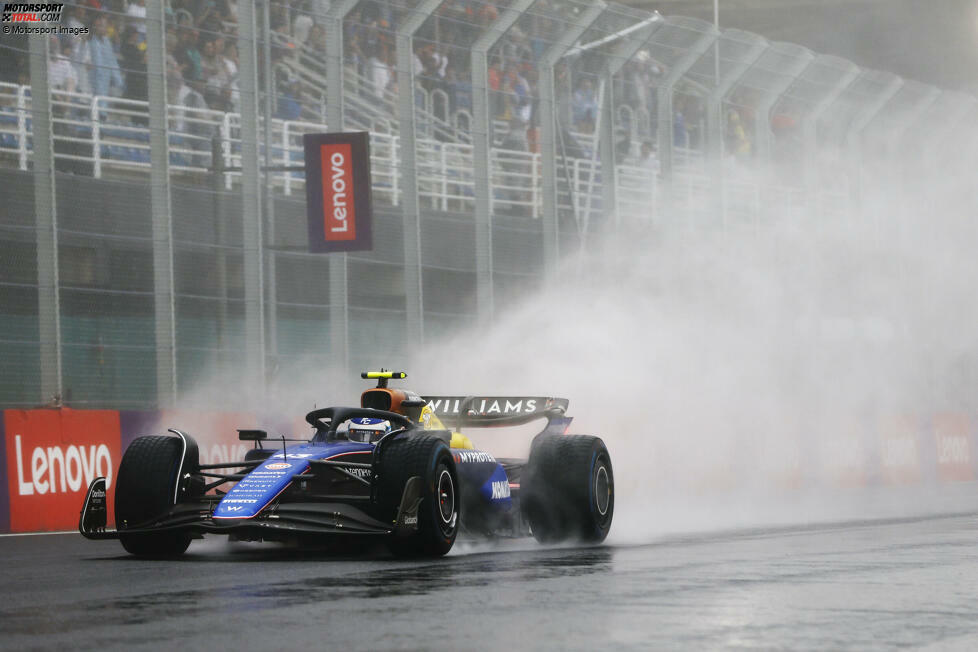 1. Brasilien 2024: Nachdem die Williams-Crew sein Auto erst nach dem Qualiunfall am Morgen aufgebaut hatte, leistet sich Franco Colapinto im Rennen den nächsten Patzer und fliegt bei nassen Bedingungen hinter dem Safety-Car ab. Das Rennen war zu dem Zeitpunkt wegen zu starken Regens neutralisiert.