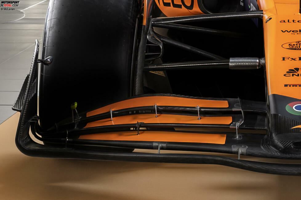... fällt außerdem auf, dass McLaren viele sensible Bereiche des Neuwagens geschickt kaschiert hat. Fast alles, was interessant ist, ist im Dunklen gehalten, so zum Beispiel das Areal rund um die Venturi-Kanäle unterhalb der Seitenkästen. Gut zu sehen ...