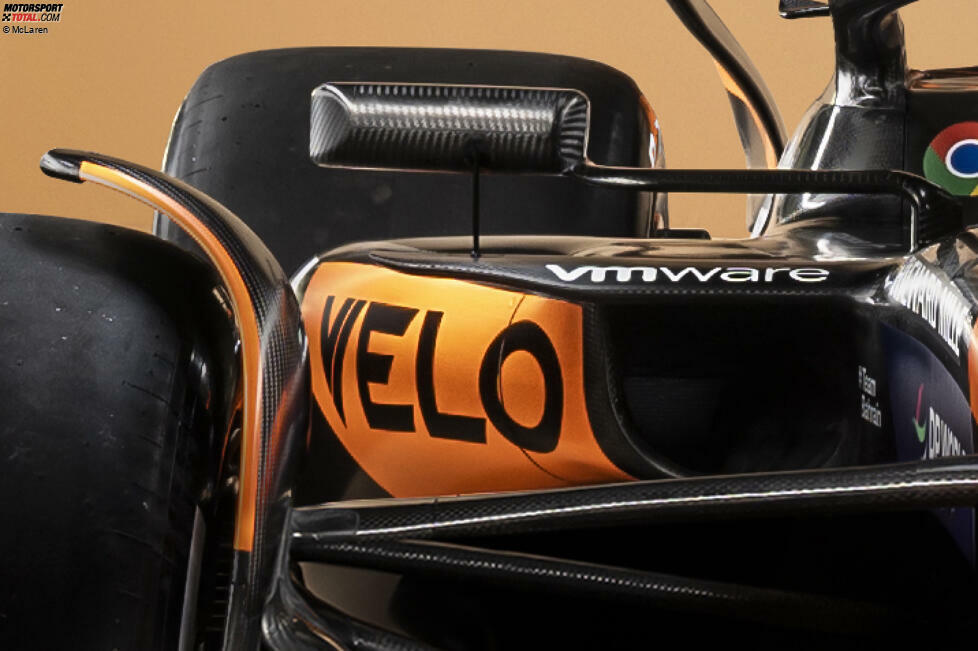 ... sind dafür die Lufteinlässe im Seitenkasten. Hier geht McLaren einen anderen Weg als die meisten anderen Teams, die ihre Autos bisher vorgestellt haben. Denn während der MCL38 eine große, fast rechteckige Öffnung aufweist, sieht es zum Beispiel bei ...