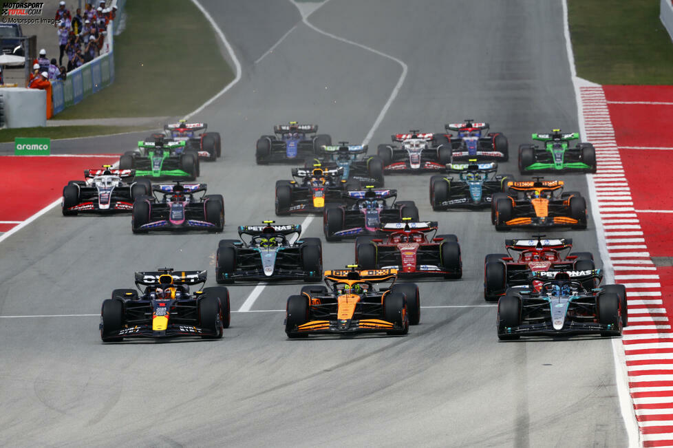 Spanien: Trotz Poleposition verliert Norris den Start gegen Verstappen und auch Russell, der von Platz vier alle überholt. Während Verstappen das Missgeschick schnell ausbügelt und den Mercedes überholt, findet Norris zu lange keinen Weg vorbei an seinem Landsmann.